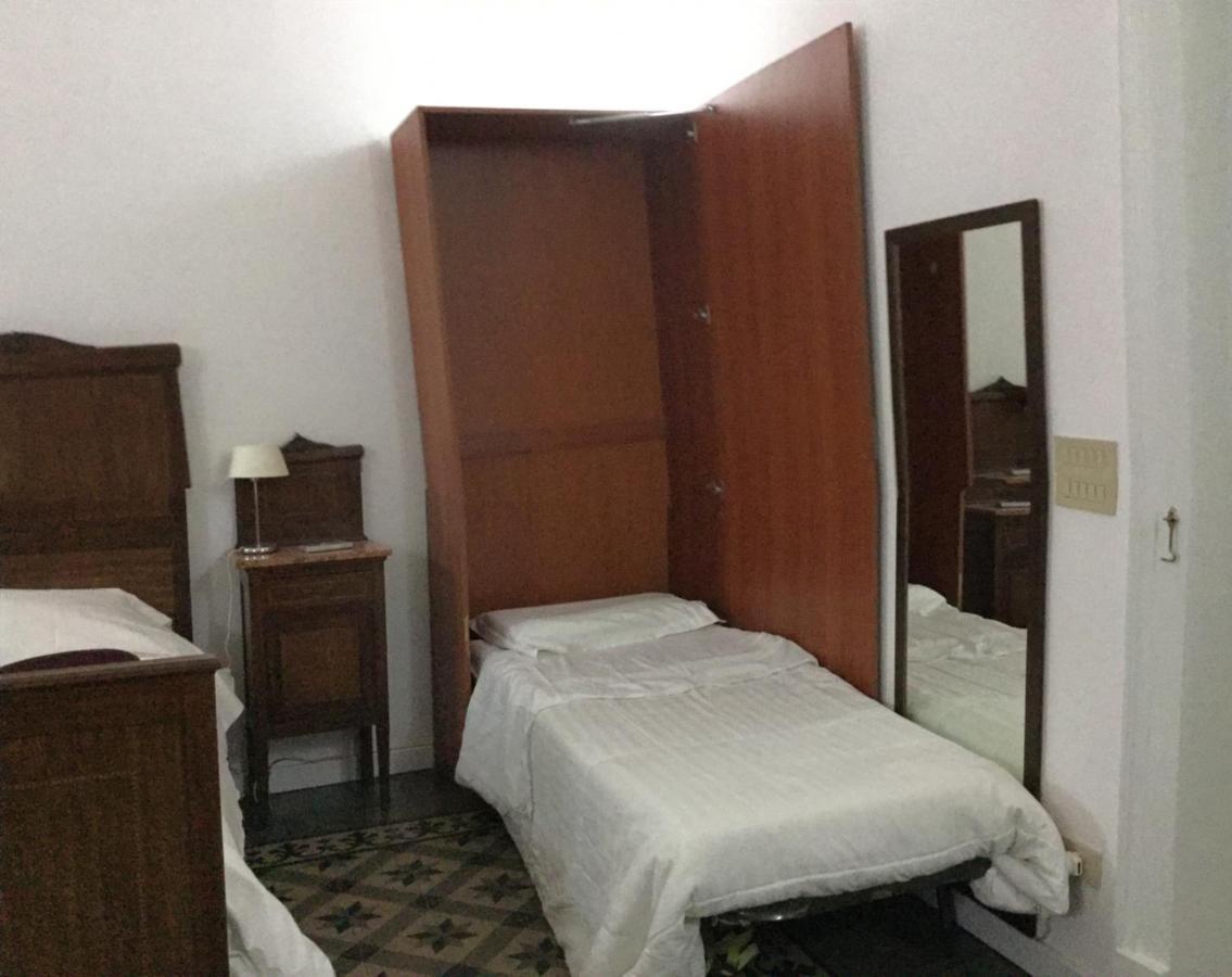Crispi Accomodation B&B 卡塔尼亚 外观 照片